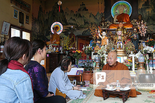 Buddhismus lernen mit einem Mönch  buddhistischer Tu-An-Tempel  Saint-Pierre-en-Faucigny  Haute-Savoie  Frankreich  Europa