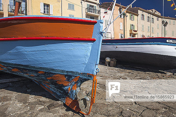 Fischerboot im Hafen, St. Tropez, Var, Provence, Côte d'Azur, Französische Riviera, Frankreich, Mittelmeer, Europa