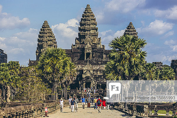 Touristen und Gläubige im Angkor Wat-Tempel; Siem Reap  Siem Reap  Kambodscha