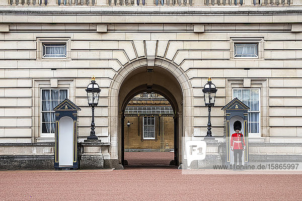 Palastwache auf ihrem Posten  Buckingham Palace; London  England