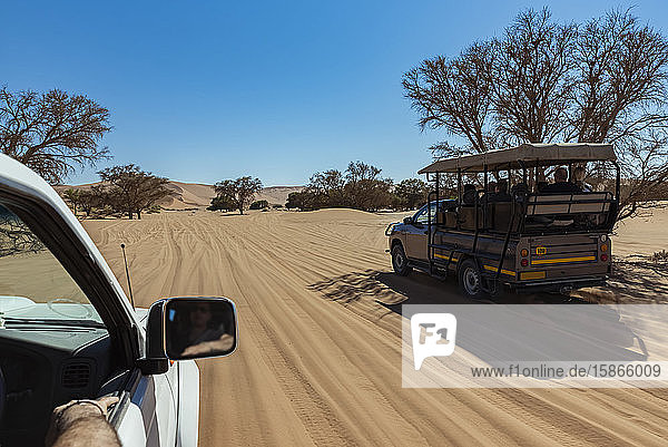 Touristen in einem Fahrzeug am Sossusvlei  Namib-Wüste; Namibia