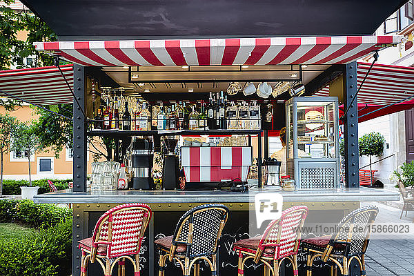 Kleines buntes Straßencafé in Budapest im Sommer; Budapest  Ungarn
