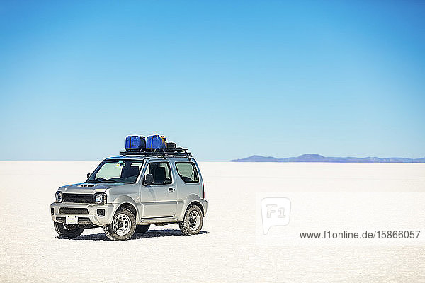 Fahrzeug inmitten des Salar de Uyuni; Potosi  Bolivien
