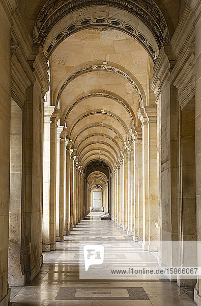Korridor des Louvre-Museums; Paris  Frankreich