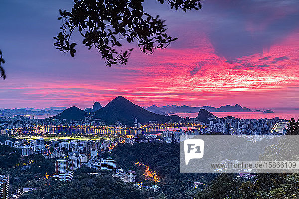 Sonnenuntergang über Rio De Janeiro und dem Zuckerhut; Rio de Janeiro  Rio de Janeiro  Brasilien