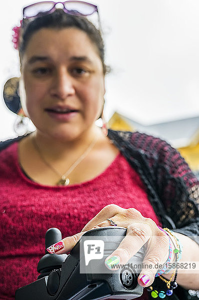 Maori-Frau mit Cerebralparese in einem Rollstuhl  Fingernägel mit Nagelkunst; Wellington  Neuseeland