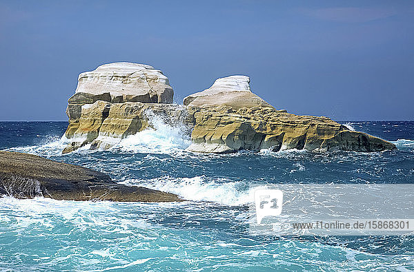 Das blaue Wasser des Mittelmeers plätschert gegen weiße Felsformationen entlang der Küste einer griechischen Insel; Milos  Griechenland