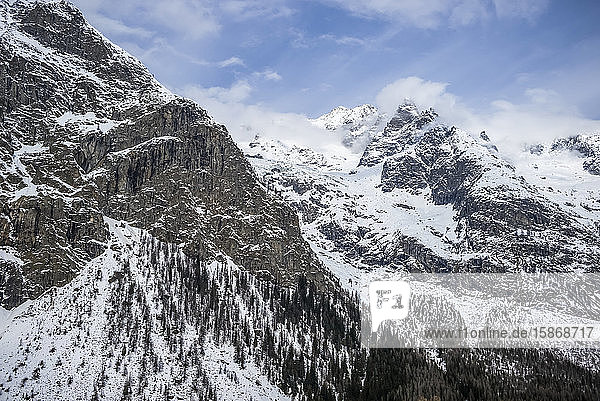 Schroffe  schneebedeckte Berggipfel  italienische Seite des Mont Blanc; Courmayeur  Aostatal  Italien