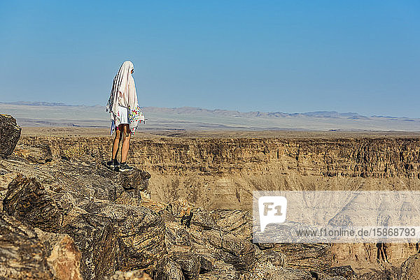 Weibliche Touristin steht mit Blick auf den Fish River Canyon; Namibia