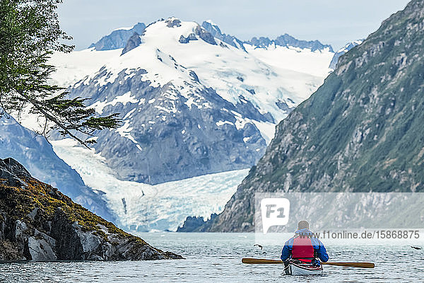 Kajakfahrer beim Paddeln im Prince William Sound  Alaska mit schönen Bergen in der Ferne; Alaska  Vereinigte Staaten von Amerika