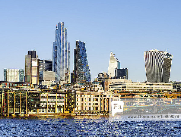 Stadtbild und Skyline von London mit 20 Fenchurch  22 Bishopsgate und verschiedenen anderen Wolkenkratzern sowie der Themse im Vordergrund; London  England