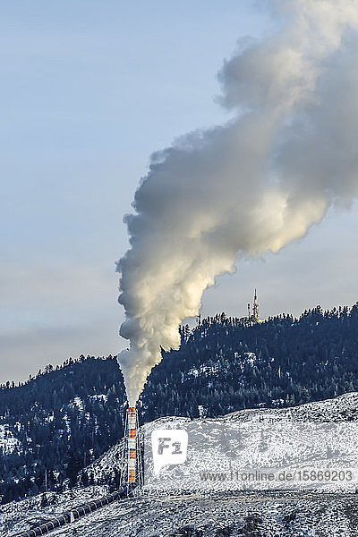 Emissionen aus einem Schornstein füllen die Luft am Ende eines Rohrs; British Columbia  Kanada