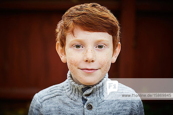 Porträt eines lächelnden Jungen im Hof