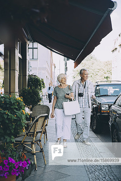 Älteres Ehepaar in voller Länge auf dem Bürgersteig in der Stadt