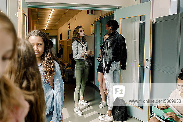 Schüler der Mittelstufe stehen an der Tür im Schulkorridor