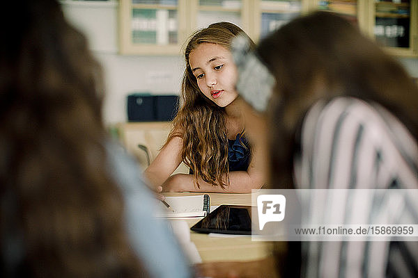 Kontemplierende Studentin  die im Klassenzimmer studiert