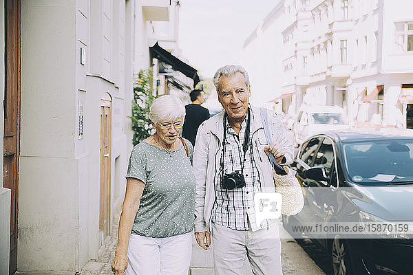 Älteres Ehepaar geht im Urlaub in der Stadt auf dem Bürgersteig