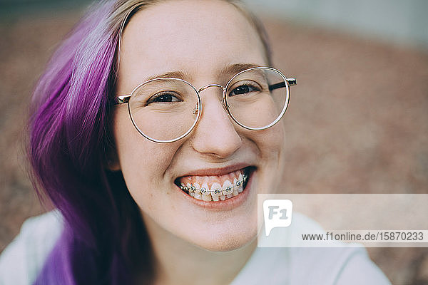 Nahaufnahme-Porträt eines glücklichen Teenagers