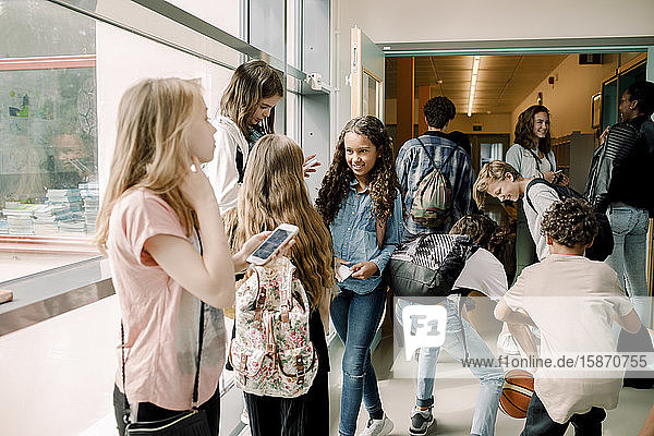 Schüler der Mittel- und Unterstufe in der Mittagspause im Schulkorridor