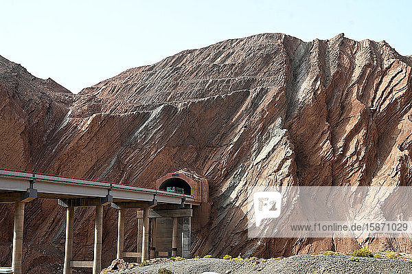 Jüngster Bau der Seidenstraße durch festen Fels in der Taklamakan-Wüste bei Kuche  Xinjiang  China  Asien