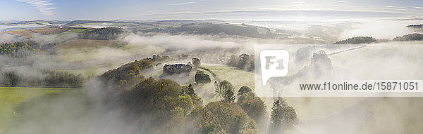 Luftaufnahme einer Drohne von Nebel über Restormel Castle in Cornwall  England  Vereinigtes Königreich  Europa