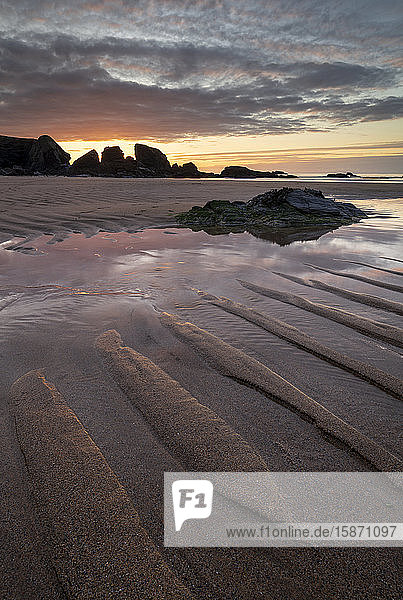 Sonnenuntergang über Porthcothan Beach in North Cornwall  England  Vereinigtes Königreich  Europa