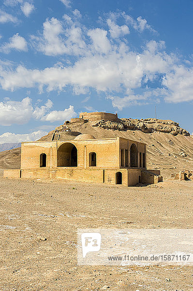 Ruinen von Ritualgebäuden vor dem zoroastrischen Turm des Schweigens Dakhmeh  Yazd  Iran  Naher Osten