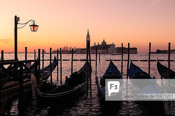 Schöner venezianischer Sonnenaufgang im Winter  Gondeln  San Giorgio Maggiore und Lido  Venedig  UNESCO-Weltkulturerbe  Venetien  Italien  Europa