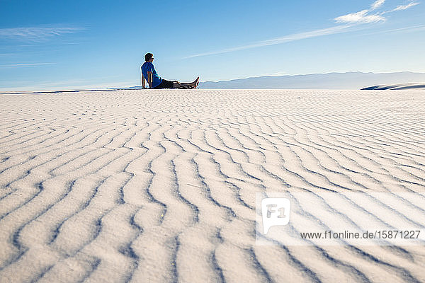 Mann mit Blick auf die Aussicht im White Sands National Park  New Mexico  Vereinigte Staaten von Amerika  Nordamerika