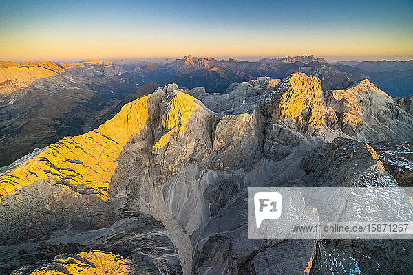 Luftaufnahme des herbstlichen Sonnenuntergangs über den majestätischen Gipfeln der Rosengartengruppe  Dolomiten  Südtirol  Italien  Europa