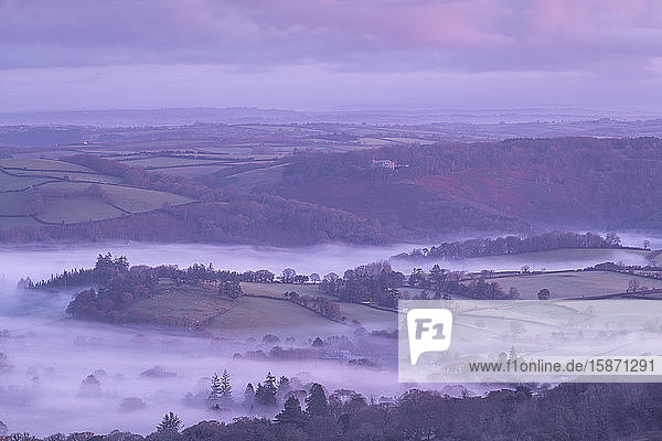 Nebelverhangene Dartmoor-Landschaft bei Castle Drogo im Winter  Dartmoor-Nationalpark  Devon  England  Vereinigtes Königreich  Europa
