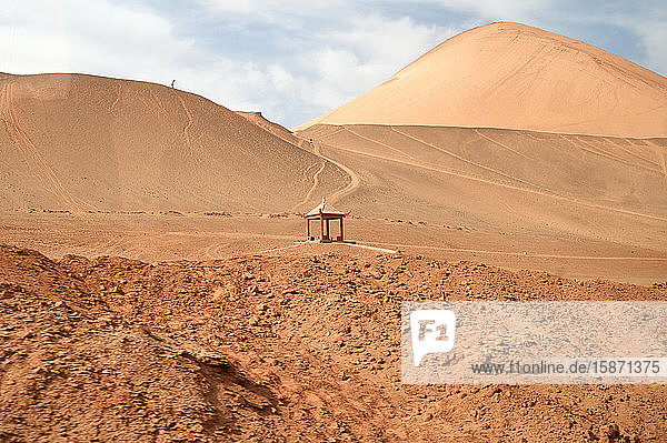 Heiligtum in der riesigen Taklamakan-Wüste bei Bezeklik  Xinjiang  China  Asien