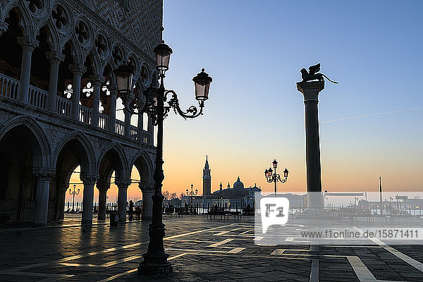 Blaue Stunde  vor Sonnenaufgang im Winter  Dogenpalast  Markusplatz  Venedig  UNESCO-Weltkulturerbe  Venetien  Italien  Europa