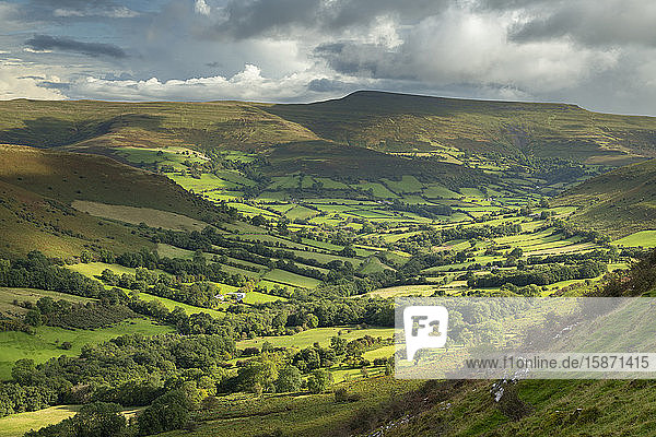 Wunderschöne Hügellandschaft unterhalb der Black Mountains  Brecon Beacons National Park  Powys  Wales  Vereinigtes Königreich  Europa