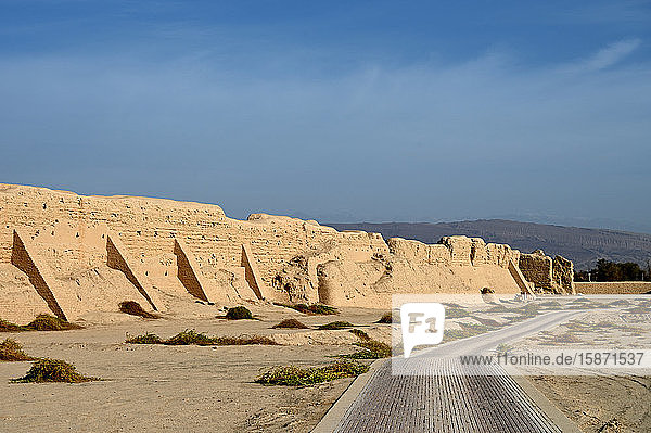 Weg vorbei an der zerstörten Stadtmauer der alten Seidenstraßenstadt Gaochang  Taklamakan-Wüste  Xinjiang  China  Asien