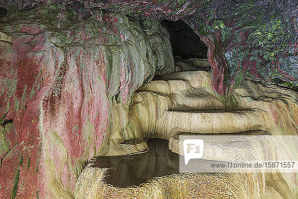 Holywell Cave (St. Cuthbert's Cave) am Holywell Beach  Cornwall  England  Vereinigtes Königreich  Europa