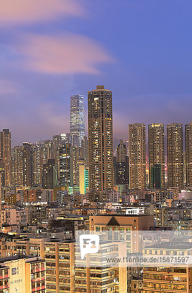 Skyline von Kowloon in der Abenddämmerung  Shek Kip Mei  Hongkong  China  Asien