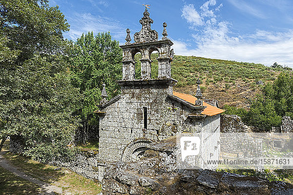 Ruinen des Klosters Pitoes  Kirche  Pitoes das Junias  Nationalpark Peneda Geres  Minho  Portugal  Europa