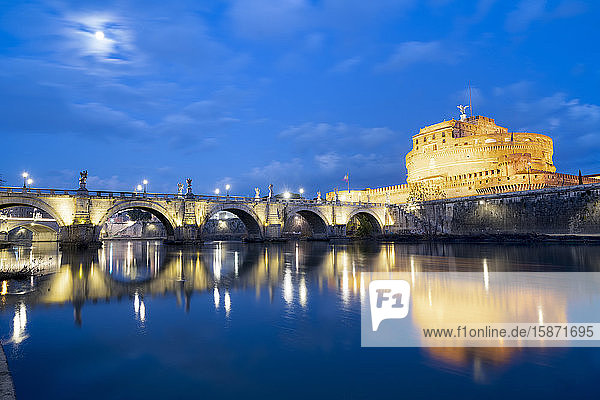Abenddämmerung über der Engelsburg und der Brücke über den Tiber  UNESCO-Weltkulturerbe  Rom  Latium  Italien  Europa