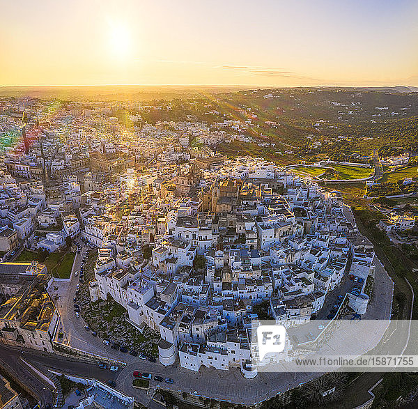Luftaufnahme einer Drohne von der Altstadt von Ostuni bei Sonnenuntergang  Apulien  Italien  Europa