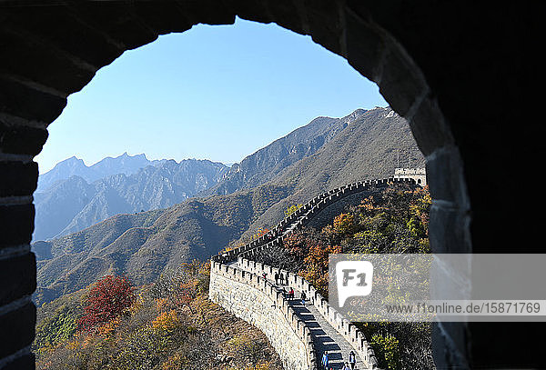 Blick durch das Fenster eines Wachpostens  Chinesische Mauer  erbaut 1368  Abschnitt Mutianyu  UNESCO-Weltkulturerbe  Peking  China  Asien