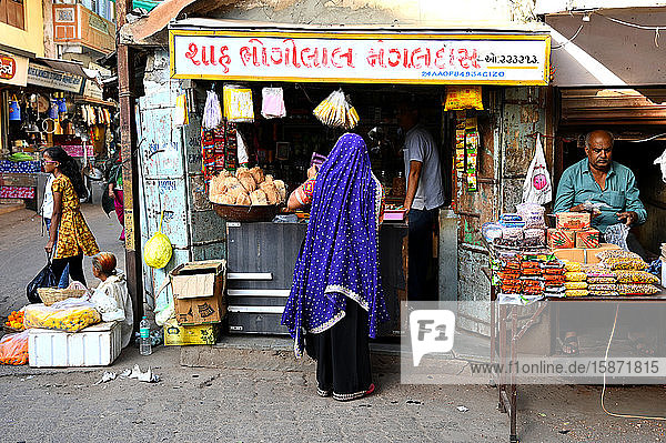 Hindu-Frau in lila Dupatta beim Einkaufen auf dem belebten Markt  Bhuj  Gujarat  Indien  Asien