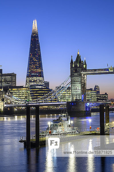 The Shard und Tower Bridge mit Marineschiff auf der Themse  London  England  Vereinigtes Königreich  Europa