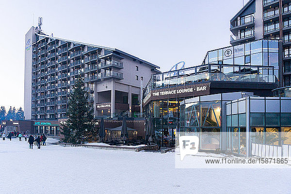 Borovets Ski Resort  Bars und Restaurants am Fuße des Skihügels  Bulgarien  Europa