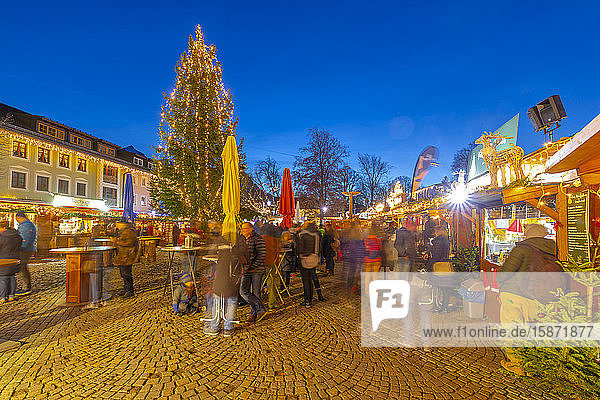 View of Christmas market at dusk  Garmisch-Partenkirchen  Bavaria  Germany  Europe