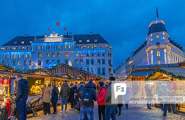 Weihnachtsmarkt in der Nähe des Hotel D'Angleterre  Kopenhagen  Dänemark  Skandinavien  Europa