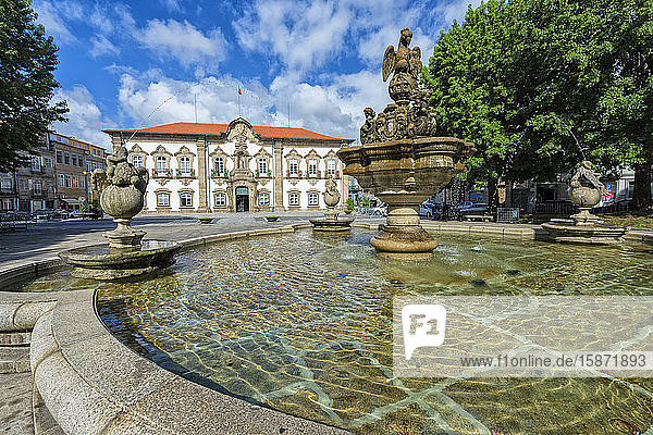 Rathaus von Braga und Brunnen  Braga  Minho  Portugal  Europa