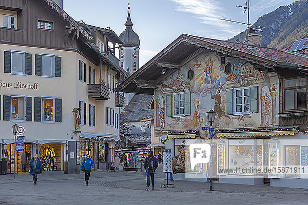 Ornamentale Architektur und Pfarrkirche St. Martin  Garmisch-Partenkirchen  Bayern  Deutschland  Europa