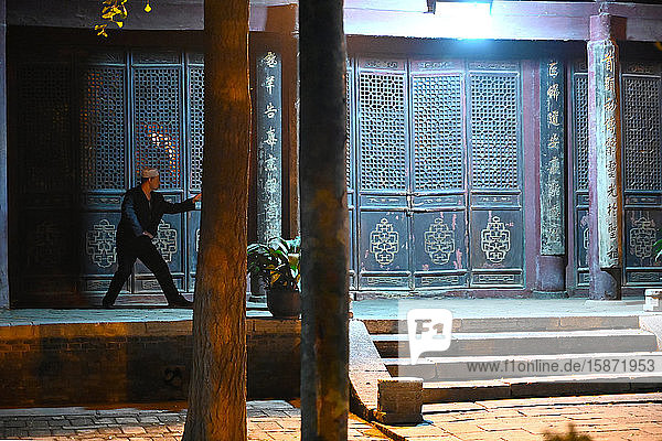 Mann macht Tai Chi im Innenhof der Großen Moschee von Xian vor dem Abendgebet  Xian  Shaanxi  China  Asien