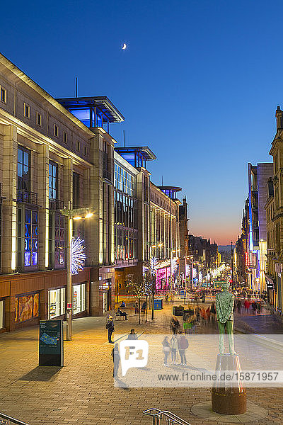 Buchanan Street zu Weihnachten  Stadtzentrum  Statue von Donald Dewar  Glasgow  Schottland  Vereinigtes Königreich  Europa